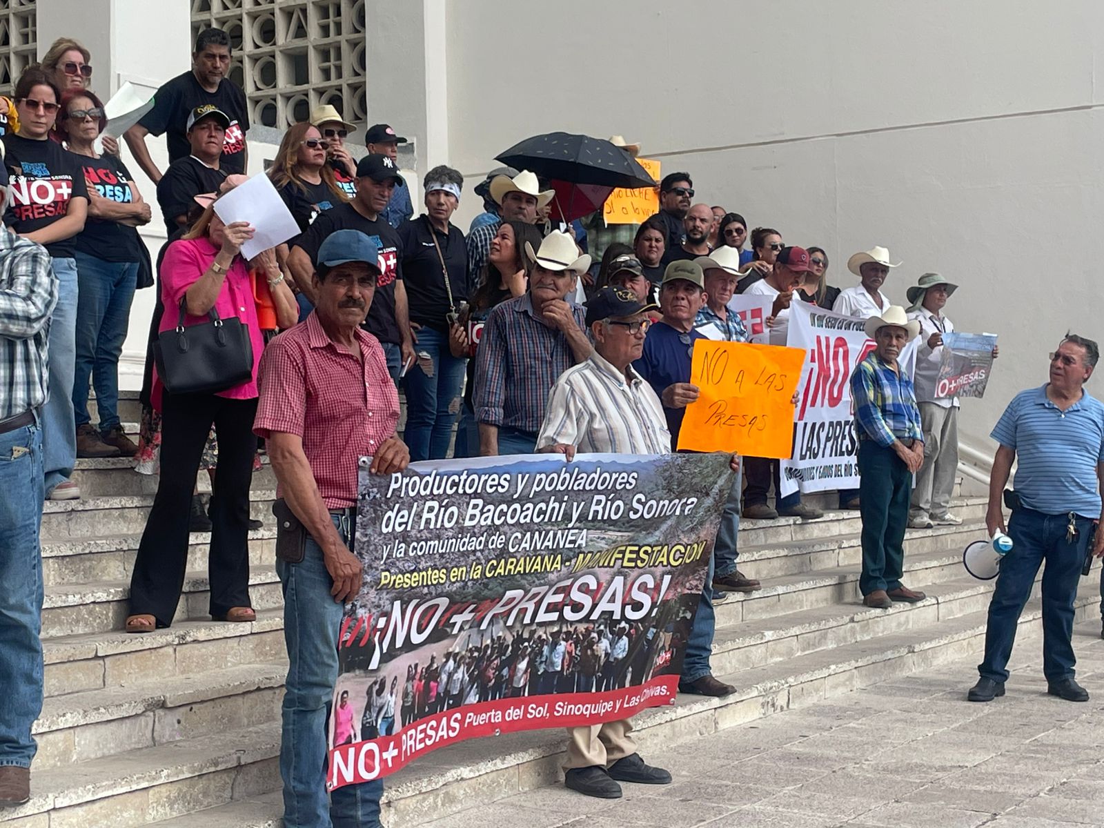 Contingente de los pueblos del Río Sonora en las escalinatas del Museo Biblioteca de la Universidad de Sonora. 30 de agosto. Crédito, Alberto Duarte